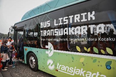 Bus Listrik milik PT Transportasi Jakarta (Transjakarta) di Jakarta, Mei 2019.  TEMPO/M Taufan Rengganis