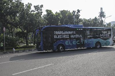 Bus listrik di Halaman Pendopo Balaikota, Jakarta, April 2019. TEMPO/Muhammad Hidayat