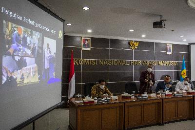 Wakil Ketua Eksternal Komnas HAM Amiruddin (kedua kiri) menyampaikan paparan tim penyelidikan Komnas HAM atas peristiwa Karawang di Jakarta, 8 Januari 2021. ANTARA/Dhemas Reviyanto