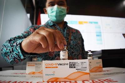 Petugas menunjukan contoh vaksin Covid-19 Sinovac di Bio Farma Bandung, Jawa Barat, 7 Januari 2021. TEMPO/Prima Mulia