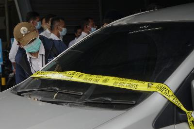 Tim Komnas HAM didampingi Bareskrim Polri memeriksa barang bukti berupa mobil di Polda Metro Jaya, Jakarta, 21 Desember 2020. TEMPO/Muhammad Hidayat