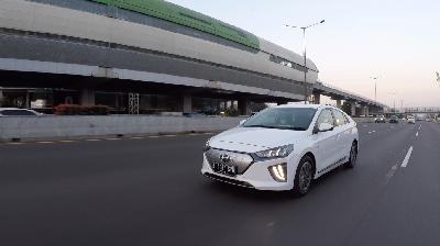 Mobil listrik Hyundai Ioniq dilengkapi baterai berkapasitas 38,3 kWh dengan jarak tempuh 373 kilometer dalam sekali pengisian daya di Jakarta, Agustus 2020. TEMPO/Wawan Priyanto

