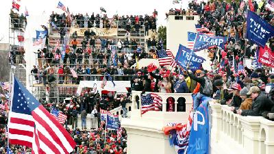 Pendukung Donald Trump berkumpul sekaligus menduduki geudng Capitol Hill, di Washington, Amerika Serikat, 6 Januari 2021. REUTERS/Stephanie Keith 