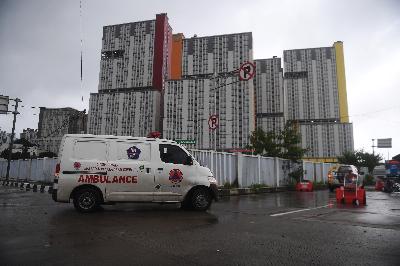 Ambulans memasuki Rumah Sakit Darurat Wisma Atlet Kemayoran di Jakarta, 9 Januari 2021.  ANTARA/Akbar Nugroho Gumay