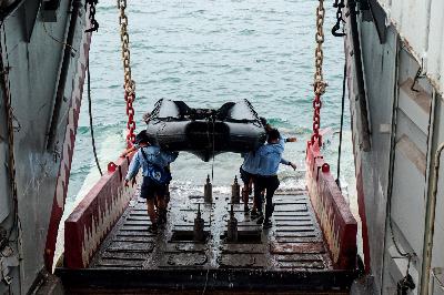 Sejumlah prajurit Kopaska TNI AL melakukan persiapan pencarian dari KRI Gilimanuk-53 di Perairan Kepulauan Seribu, Jakarta, 10 Januari 2021. PTEMPO / Hilman Fathurrahman W