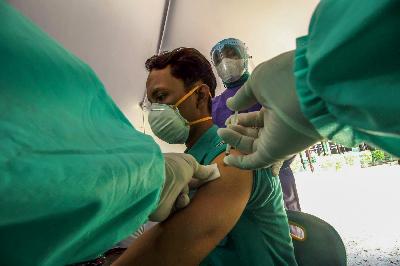 Petugas kesehatan mengikuti simulasi uji coba vaksinasi COVID-19 di Rumah Sakit Kesrem Lhokseumawe, Aceh, 7 Januari 2021. ANTARA/Rahmad