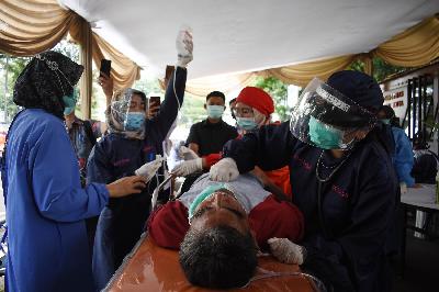 Petugas medis mengikuti simulasi penyuntikan vaksin Covid-19 Sinovac di Pusat kesehatan Masyarakat Balai Kota Bandung, Jawa Barat, 23 Desember 2020.  TEMPO/Prima Mulia