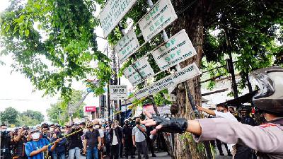 Police officers remove the attributes of the Islam Defenders Front (FPI) in Petamburan, Jakarta, December 30. 
Tempo/Hilman Fathurrahman W