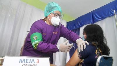 Simulated Covid-19 Sinovac vaccination at the Kampung Bali Community Health Center, Pontianak, West Kalimantan, January 8. 
Antara/Jessica Helena Wuysang