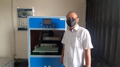 UNS Battery Research Team Coordinator Muhammad Nizam in front of the battery packing machine.
Tempo/Ahmad Rafiq