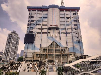 Gedung pusat perbelanjaan Sarinah saat direnovasi di Jakarta, 4 November 2020. TEMPO / Hilman Fathurrahman W