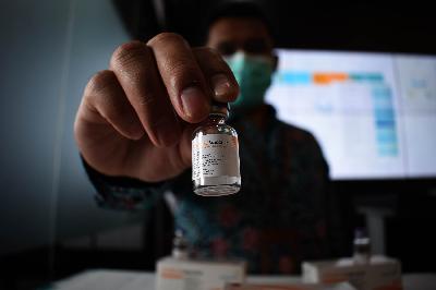 Petugas menunjukan contoh vaksin Covid-19 di pusat produksi, pengemasan, dan distribusi vaksin Bandung, Jawa Barat, 7 Januari 2021. TEMPO/Prima Mulia