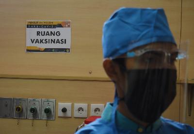 Dokter di ruang vaksinasi Covid-19  pada saat uji klinis vaksin Sinovac di Rumah Sakit Pendidikan Universitas Padjadjaran, Bandung, Jawa Barat, 6 Agustus 2020.  TEMPO/Prima Mulia