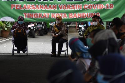 Warga menunggu saat simulasi penyuntikan vaksin Covid-19 Sinovac di Pusat kesehatan Masyarakat Balai Kota Bandung, Jawa Barat, 23 Desember 2020. TEMPO/Prima Mulia