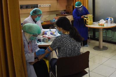 Dokter memeriksa sampel darah relawan saat pelaksanaan uji klinis vaksin Covid-19 di RS Pendidikan Universitas Padjadjaran, Bandung, Jawa Barat, 6 Juli 2020. TEMPO/Prima Mulia