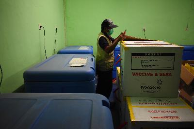 Petugas menyimpan vaksin Covid-19 Sinovac di ruang pendingin Dinas Kesehatan Kota Bandung, Jawa Barat, 13 Januari 2021.  TEMPO/Prima Mulia