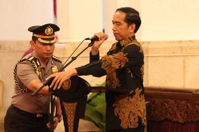 Presiden Joko Widodo (kanan) dan Irjen Listyo Sigit Prabowo di Istana Negara, 2015. Dok Tempo