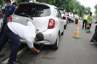 Petugas melakukan uji emisi kendaraan di Jalan Pemuda, Jakarta, 6 Januari 2020. TEMPO/Muhammad Hidayat