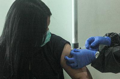 Tenaga kesehatan disuntik vaksin Covid-19 di Puskesmas Duren Sawit, Jakarta Timur, 14 Januari 2021. TEMPO / Hilman Fathurrahman W