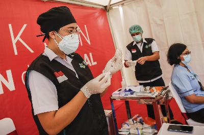 Petugas kesehatan mempersiapkan vaksin COVID-19 Sinovac saat dimulainya vaksinasi di Rumah Sakit Bali Mandara, Sanur, Bali, 14 Januari 2021.  TEMPO/Johannes P. Christo