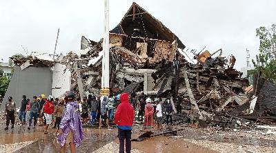 Gedung Kantor Gubernur Sulawesi Barat yang rusak akibat gempa bumi di Mamuju, Sulawesi Barat, 15 Januari 2021. ANTARA/Akbar Tado