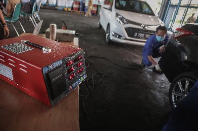 Uji emisi gas buang kendaraan di Kantor Dinas Lingkungan Hidup, Jakarta, 3 November 2020.  TEMPO/M Taufan Rengganis