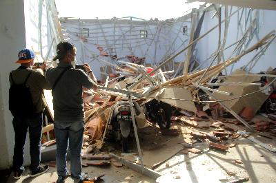 Rumah yang ambruk akibat gempa bumi di Mamuju, Sulawesi Barat, 14 Januari 2021. ANTARA/Akbar Tado