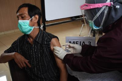 Petugas menyuntik tenaga kesehatan dengan vaksin Covid-19 Sinovac di Puskesmas Moch Ramdan, Bandung, Jawa Barat, 15 Januari 2021.  TEMPO/Prima Mulia