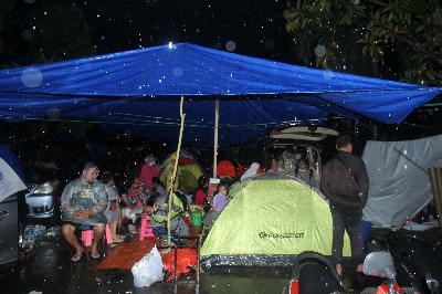 Warga mengungsi di dataran tinggi di Mamuju Sulawesi Barat, 15 Januari 2021. ANTARA/Akbar Tado