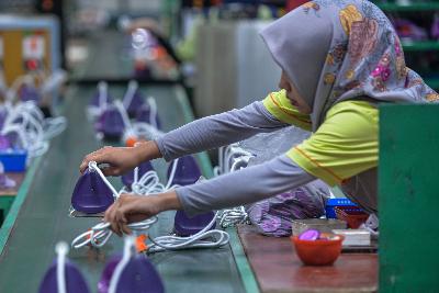 Perakitan alat rumah tangga jenis di Cileungsi, Bogor, Jawa Barat, Oktober 2019. Tempo/Tony Hartawan
