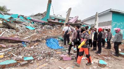 Petugas mengamati bangunan RS Mitra Manakarra yang roboh pascagempa bumi,  di Mamuju, Sulawesi Barat, 15 Januari 2021. ANTARA/Akbar Tado