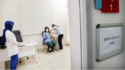 Tenaga medis menerima vaksin corona buatan Sinovac, di Istambul, Turki, 14 Januari 2021. Reuters/Murad Sezer