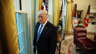 Presiden Amerika Serikat Donald Trump, di Oval Office usai wawancara bersama Reuters, di Washington, Amerika Serikat, April 2017. Reuters/Carlos Barria