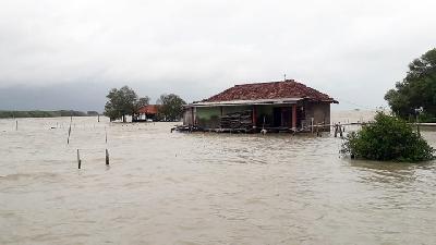 Rumah warga tergenang karena abrasi air laut, di Desa Bedono Kecamatan Sayung, Kebupaten Demak, Jawa Tengah, 13 Januari 2021./Tempo/Jamal A. Nashr