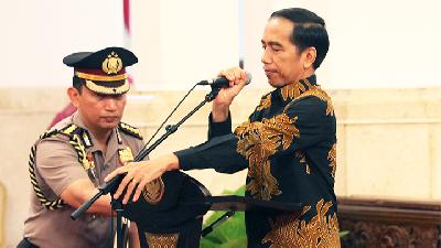 Listyo Sigit Prabowo (kiri) saat masih menjadi ajudan Presiden Joko Widodo di Istana Negara, Jakarta, Selasa, 15 Desember 2015./TEMPO/Aditia Noviansyah
