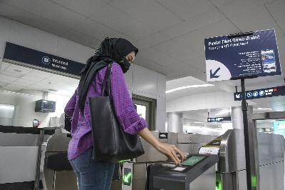 Seorang calon penumpang memindai kode batang (QR code) di Stasiun MRT Bundaran Hotel Indonesia, Jakarta, 6 Januari 2021. ANTARA/M Risyal Hidayat