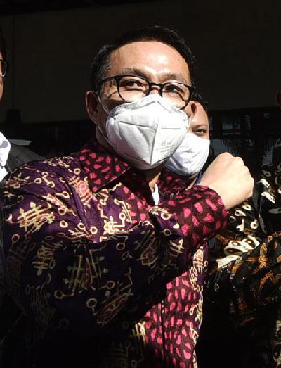 Ketua Komisi III DPR Herman Heri (kanan) di gedung Komisi Pemberantasan Korupsi, Jakarta, 7 Juli 2020.  TEMPO/Imam Sukamto
