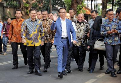 Ketua Komisi III DPR RI, Herman Hery melambaikan tangan bersama jajaran Komisi III DPR RI di Jakarta Selatan, 30 Oktober 2019.  TEMPO / Hilman Fathurrahman W