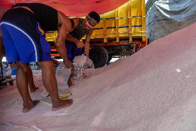 Aktivitas bongkar muat beras di Pasar Induk Beras Cipinang, Jakarta, 18 Septmber 2020. Tempo/Tony Hartawan
