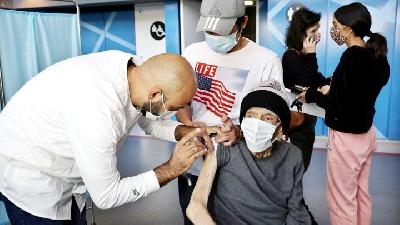 Elderlies in Jerusalem receiving the Pfizer-BioNTech Covid-10 vaccine on January 3.
Reuters/Ronen/Zvulun
