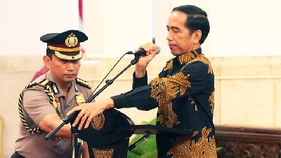 Listyo Sigit Prabowo (left) when serving as adjutant to President Joko Widodo, at the State Palace, December  2015.
Tempo Doc./Aditia Noviansyah