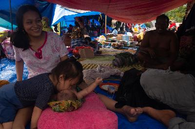 Korban gempa bumi beraktivitas di kamp pengungsi, Mamuju, Sulawesi Barat, 17 Januari 2020. TEMPO/Iqbal Lubis