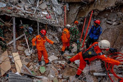 Anggota Basarnas gabungan melakukan  evakuasi korban reruntuhan rumah akibat gempa Bumi di Kota Mamuju, Sulawesi Selatan, 16 Januari 2021. TEMPO/Iqbal Lubis