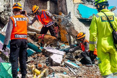 Satuan tugas K9 Mabes Polri melakukan pencarian korban reruntuhan akibat gempa bumi di Rumah Sakit Manakarra, Mamuju Sulawesi Selatan, 18 Januari 2021. Tempo/Iqbal Lubis