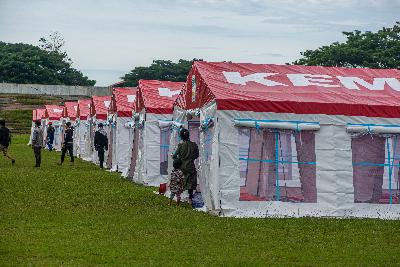 Tenda COVID-19 Kementerian Sosial untuk pengungsi korban gempa di Stadion Manakarra, Mamuju, Sulawesi Barat, 18 Januari 2021. TEMPO/Iqbal Lubis