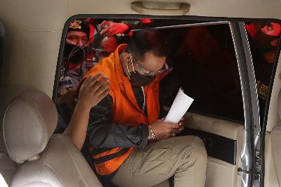 Mantan Menteri Sosial Juliari P Batubara memakai rompi oranye seusai menjalani pemeriksaan berjalan keluar menuju mobil tahanan di gedung KPK, Jakarta, 6 Desember. TEMPO/M Taufan Rengganis
