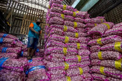 Bongkar muat bawang putih impor di Pasar Induk Kramat Jati, Jakarta, 14 Mei 2020. Tempo/Tony Hartawan