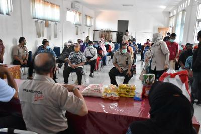Kementerian Sosial melalui Balai Besar Rehabilitasi Vokasional Penyandang Disabilitas (BBRVPD) “Cibinong” memberikan 585 paket bantuan sembako di Bogor, Jawa Barat, 22 Mei 2020. kemensos.go.id
