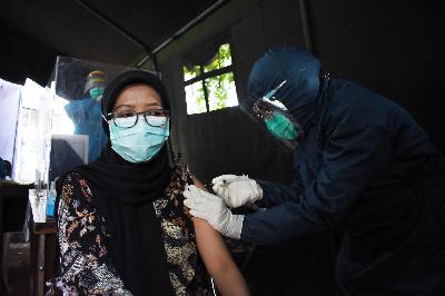 Dokter menyuntik vaksin Covid-19 Sinovac pada petugas kesehatan di Puskesmas Tamblong, Bandung, Jawa Barat, 18 Januari 2021.  TEMPO/Prima Mulia