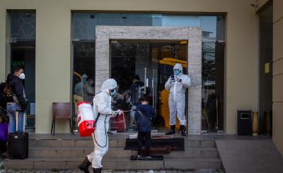 Petugas medis menyemprotkan disinfektan kepada pasien OTG di hotel kawasan Mangga Besar, Jakarta. Antara/Dhemas Reviyanto